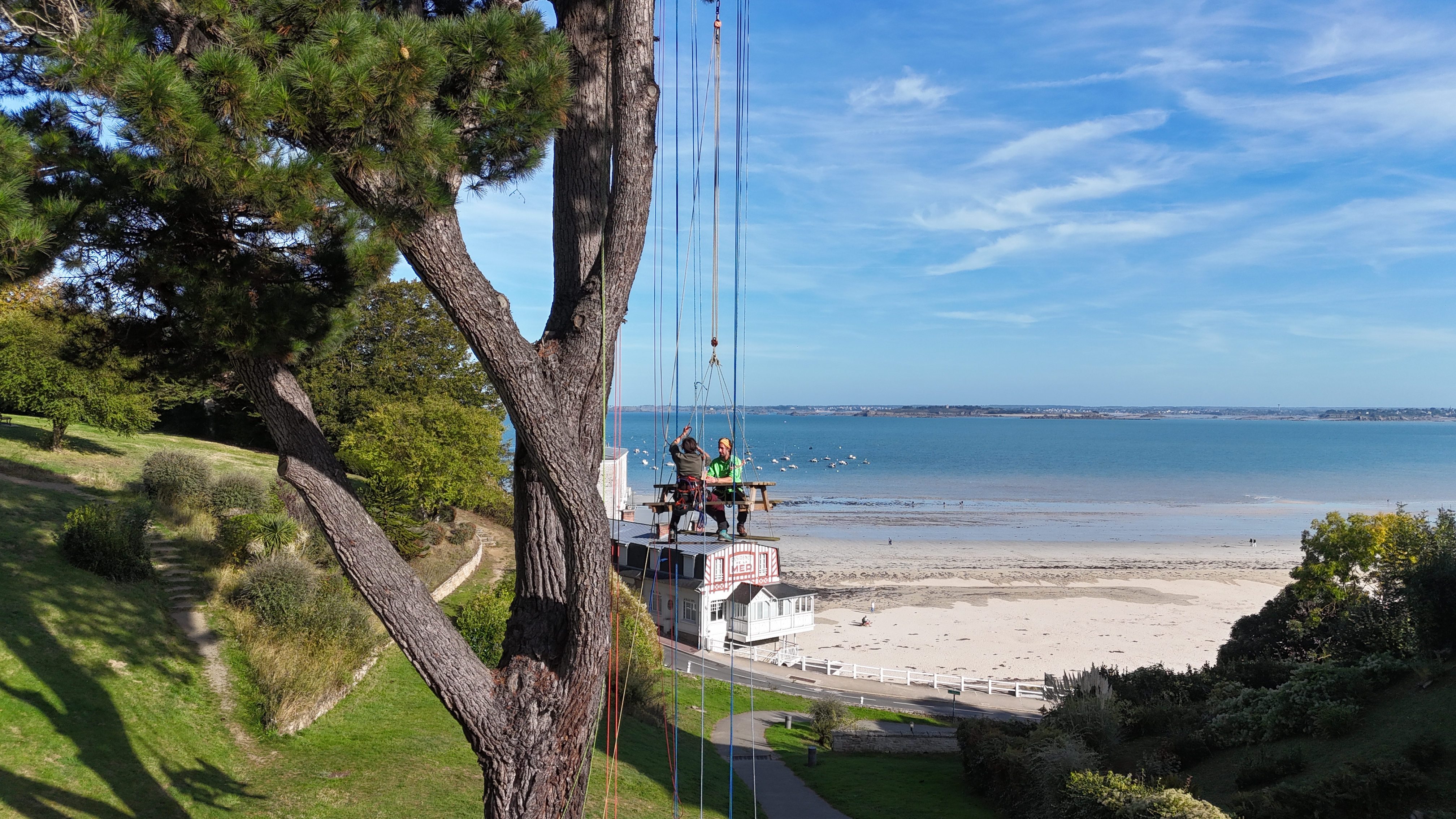 Apéro perché vue aérienne Côte Émeraude