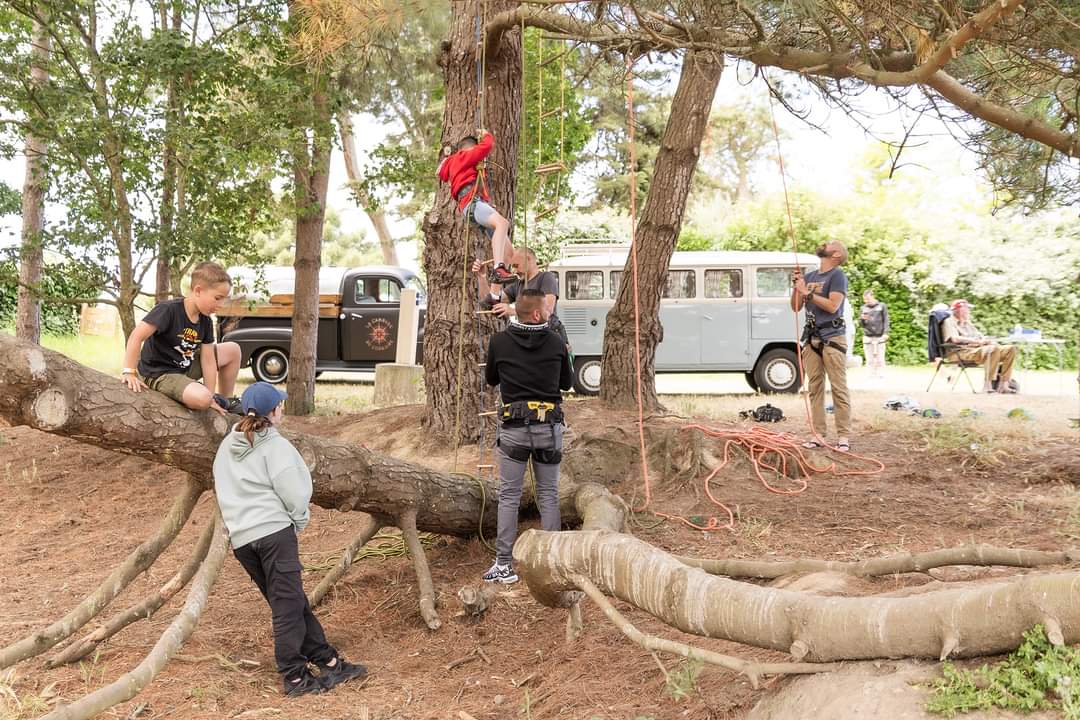 Animation grimpe d'arbre événement public - groupe grimpant manifestation Bretagne