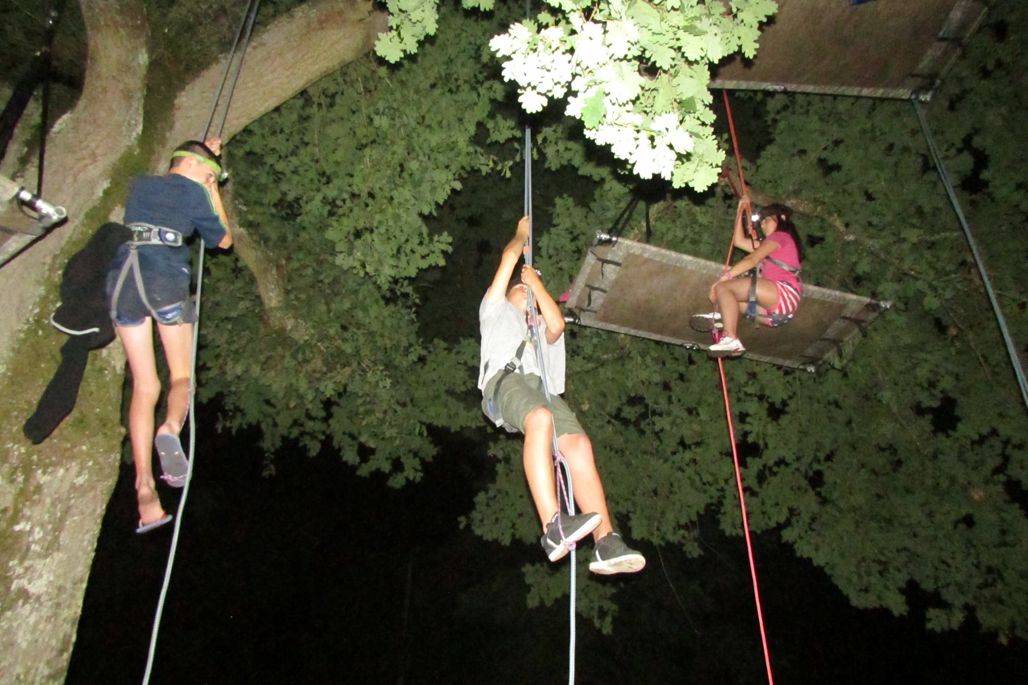 Portaledge installé dans les arbres pour nuit insolite - Hébergement perché Beaussais-sur-Mer Côtes-d'Armor