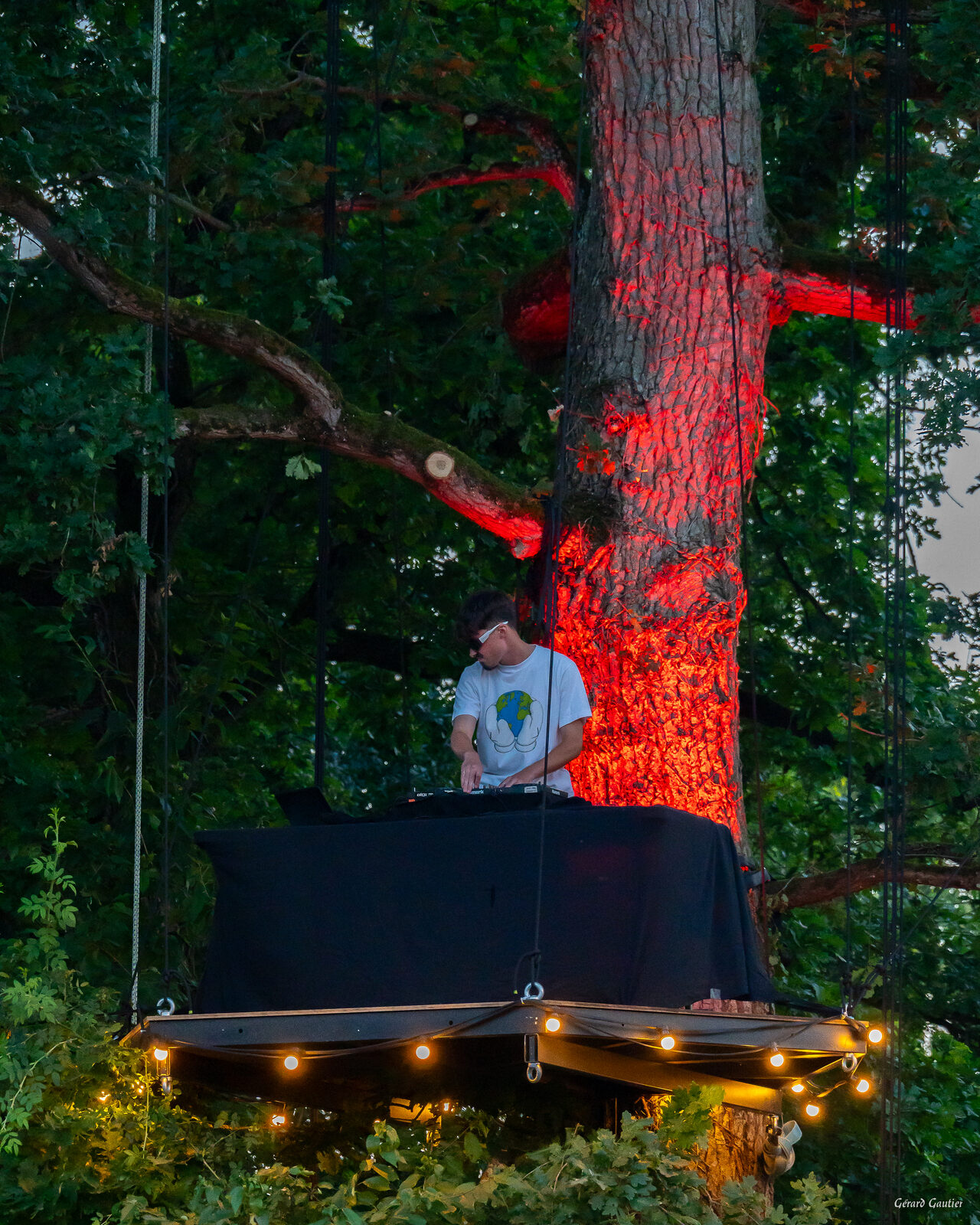 DJ set nocturne sur L'Arborium avec arbre illuminé - ambiance festival de nuit à Auray (Morbihan)